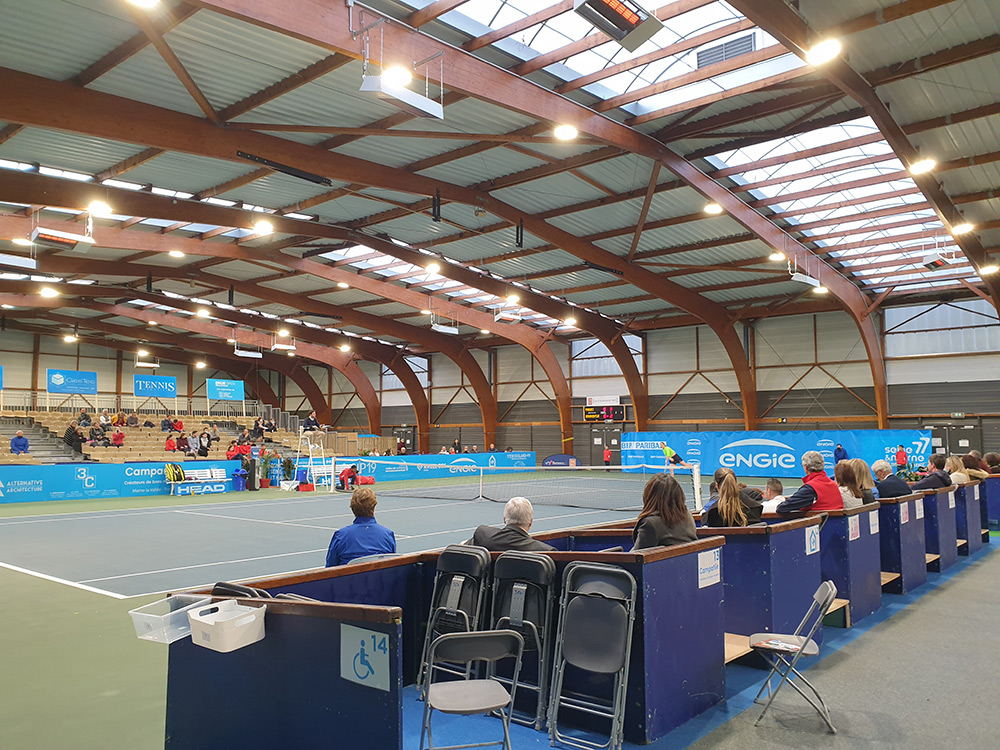 Luminaires Led éclaire de courts couverts de tennis du Comité de Seine et Marne par Ledustry