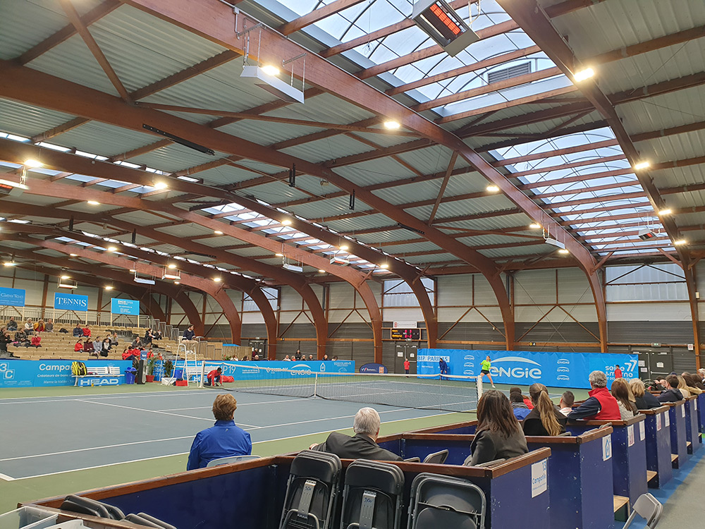 Projecteurs Led éclaire de courts couverts de tennis du Comité de Seine et Marne par Ledustry